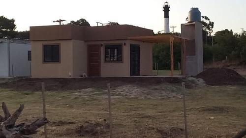 Una casa se está construyendo con en Casa a estrenar 450 metros de la playa en Quequén