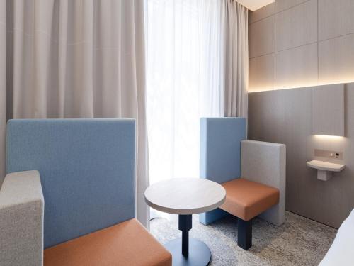 福岡市にあるHOTEL IL PALAZZO - Vacation STAY 68255vのテーブル、椅子2脚、テーブルが備わる客室です。
