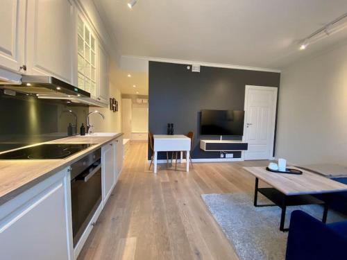 cocina con mesa y sala de estar en Lovely apartment in Tromsø city centre en Tromsø