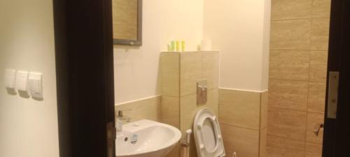 Et badeværelse på DeadSea view apartments Samarah Resort E22