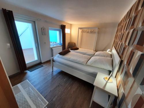 een slaapkamer met een bed en een groot raam bij Diana's Stube in Krefeld