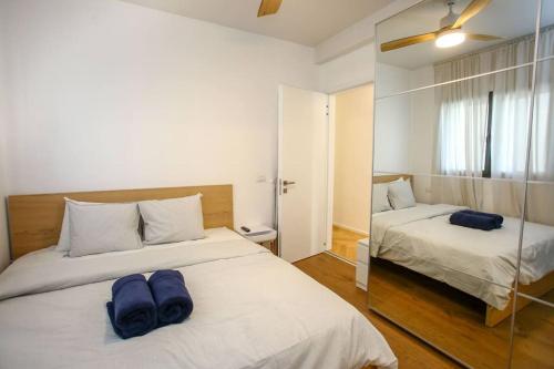 Un pat sau paturi într-o cameră la Ultra Luxury 3BR Beach Apartment
