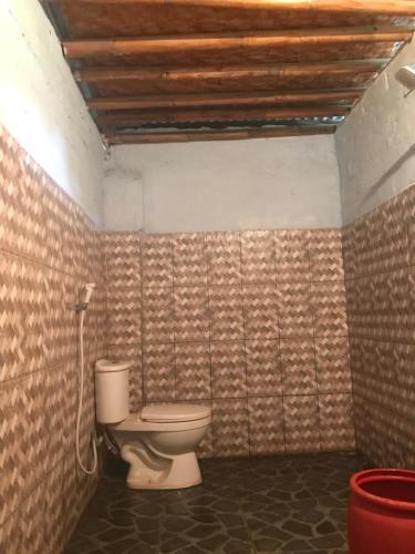 łazienka z toaletą w pokoju w obiekcie Qiya Homestay w mieście Kotaraja
