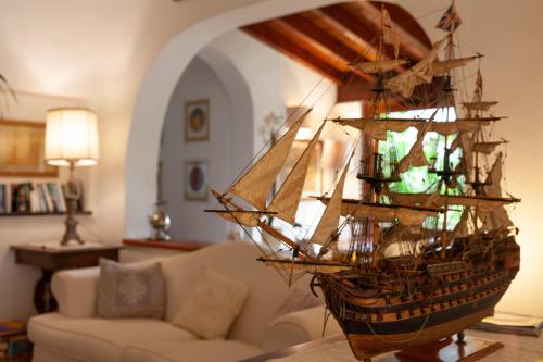 a model ship on display in a living room at Nora Club Hotel & Spa in Pula