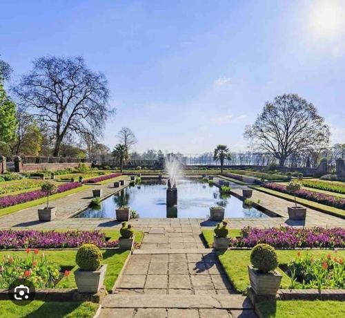 un giardino con fontana al centro di Central , bright and modern flat up to 4 people a Londra