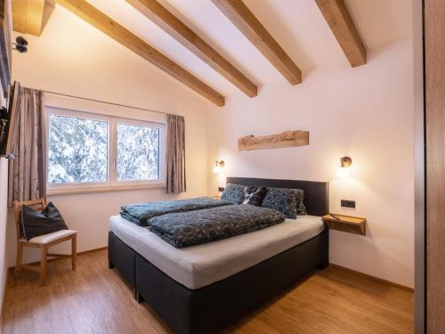 um quarto com uma cama grande e uma janela em Appartement Torblick em Ellmau