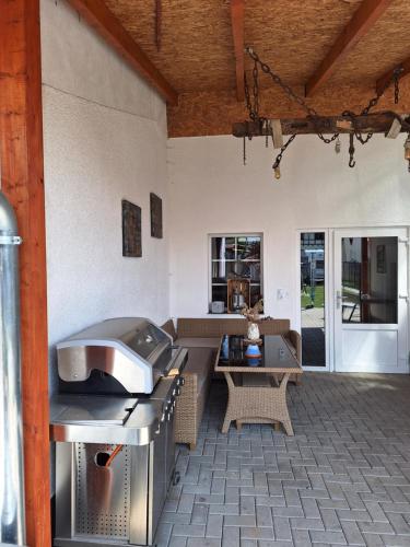 un patio al aire libre con parrilla y mesa en Pension Eichsfeld Zimmer 3 en Breitenworbis