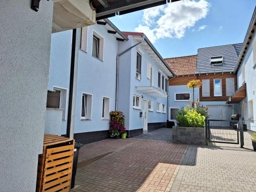 un patio vacío de un edificio con edificios blancos en Pension Eichsfeld Zimmer 3 en Breitenworbis