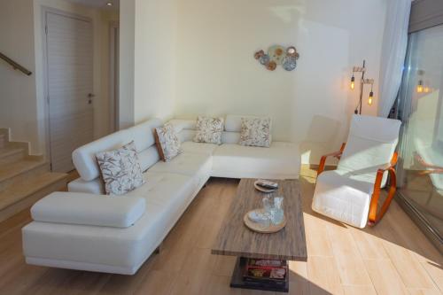 Χώρος καθιστικού στο Olive and Aloe Villas