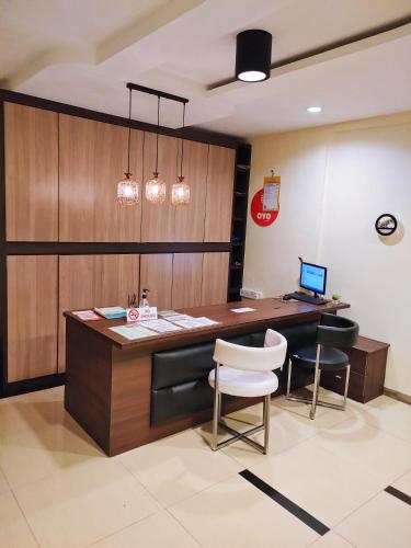 a office with a desk with a laptop and chairs at HOTEL YTS in Brinchang