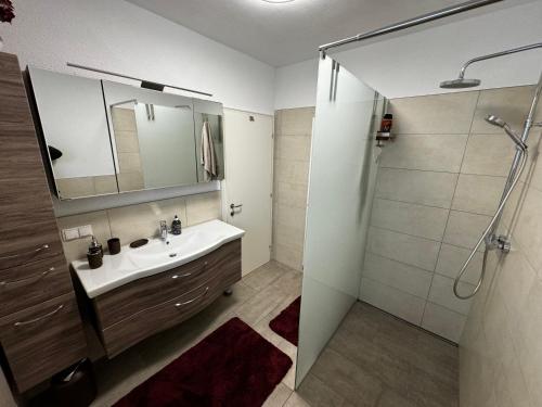 Et badeværelse på Haus Grimm - Apartment Katharina