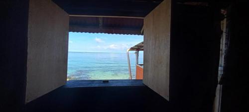 Habitación con ventana y vistas al océano. en Playa Tortuga Cabaña en Playa Blanca