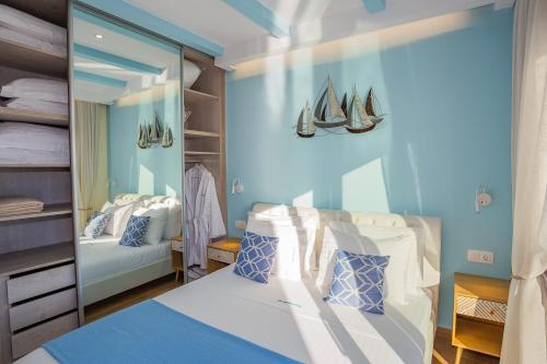 Ένα ή περισσότερα κρεβάτια σε δωμάτιο στο Olive and Aloe Villas