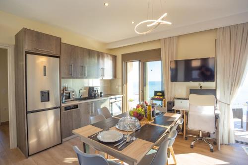 Η κουζίνα ή μικρή κουζίνα στο Olive and Aloe Villas