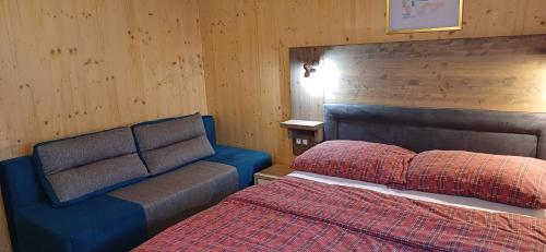 オストルジュナーにあるPENZION PARMAのベッドルーム(ベッド1台、ソファ付)