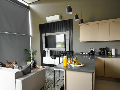 ルイス・トリハートにあるThe Anza Lifestyle Lodgeのキッチン(テーブル、フルーツボウル付)