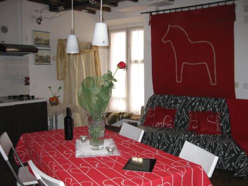 ローマにあるMusa Apartmentsの赤いテーブル布と馬の壁
