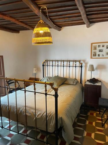Schlafzimmer mit einem Bett und einem Kronleuchter in der Unterkunft Casa Félix in Linares de la Sierra