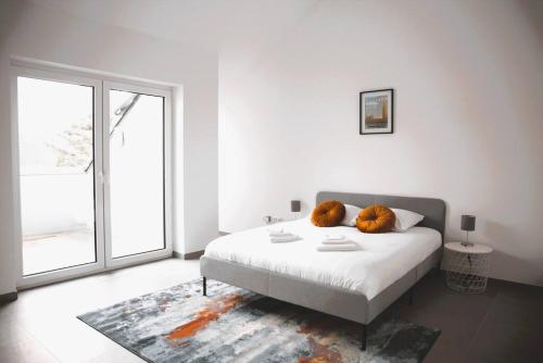 una camera da letto con un letto con due peluche sopra di Beautiful 4BR House with Jacuzzi a Sandweiler
