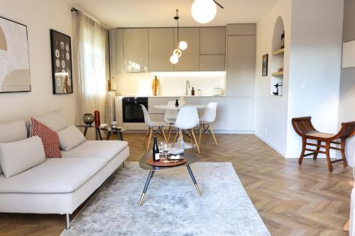 un salon avec un canapé et une table dans l'établissement Bertholet Annecy centre, à Annecy