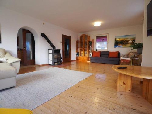 una sala de estar con una mesa y un sofá en Hillside Hideaway, en Tschöran