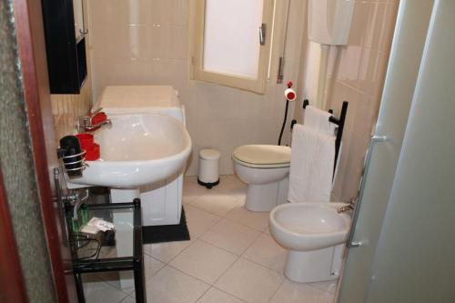 ein kleines Bad mit einem Waschbecken und einem WC in der Unterkunft casa bilocale in centro vicino stazione in Voghera