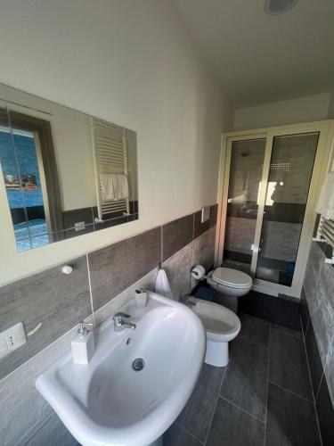 y baño con lavabo blanco y aseo. en Etna &Vita, en San Giovanni la Punta