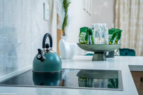 um balcão de cozinha com uma chaleira de chá no balcão em Emerald Gem-Luxury Apartment em Sandton