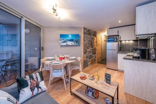 une cuisine et un salon avec une table dans la chambre dans l'établissement LE TRONADOR - 2 pièces au pied des pistes, à Orcières