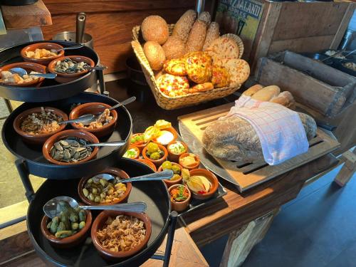 un buffet con diferentes tipos de comida en una mesa en Altes Pfarrhaus, 