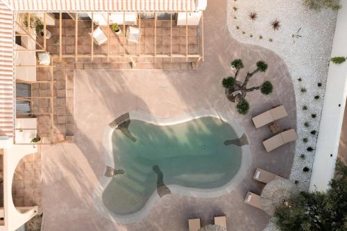 an overhead view of a swimming pool at Nono's Fioro Premium Houses, By TK Property Management in Gaïtánion