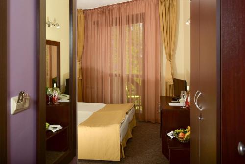 En eller flere senge i et værelse på Apartments Hotel Snejanka Pamporovo