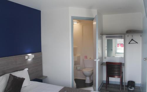 Postel nebo postele na pokoji v ubytování FASTHOTEL A Dijon