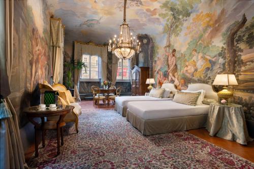 ein Schlafzimmer mit 2 Betten und einem Wandgemälde in der Unterkunft Piazza Pitti Palace - Residenza d'Epoca in Florenz
