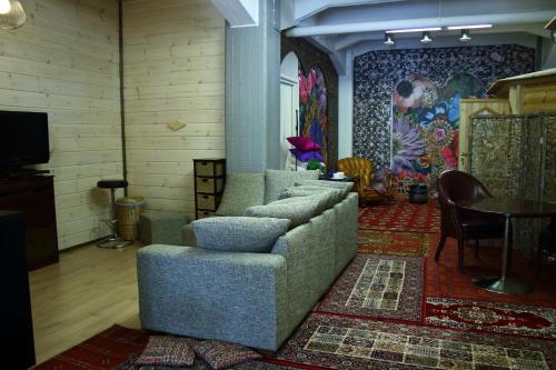 - un salon avec un canapé et une table dans l'établissement Guesthouse Little Tundra, à Lahti
