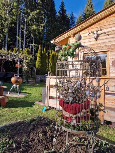 a bird cage with christmas decorations in a yard at Knusperhäuschen Maria Nikoletta in Witra