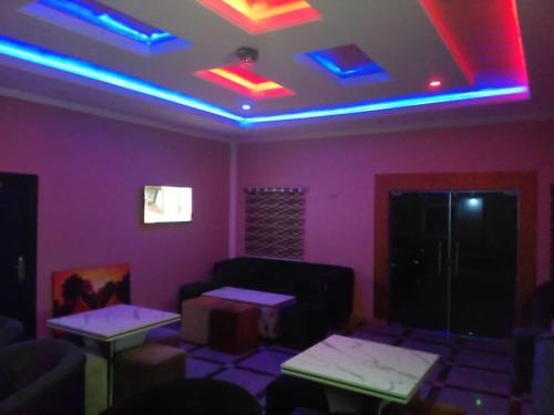 - un salon avec des murs violets et des lampes de néon dans l'établissement CHARLES GROOVE HOTEL, 