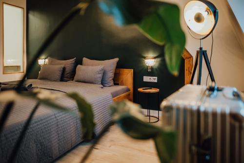 a bedroom with two beds and a lamp in it at Bestlage im Hechtviertel & frisch saniert in Dresden