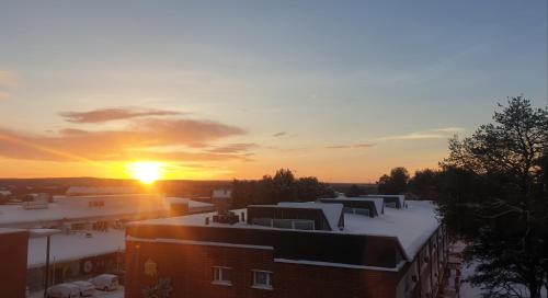 罗瓦涅米Arctic Condo at City Centre的从建筑屋顶可欣赏到日落美景