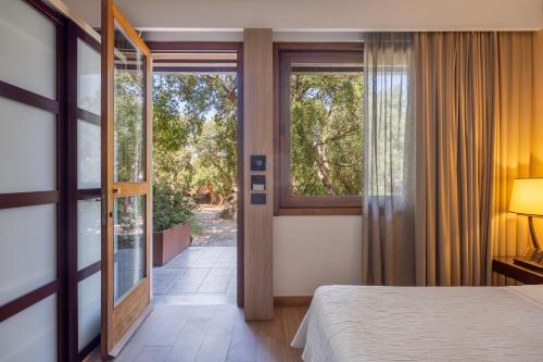 een slaapkamer met een bed en een groot raam bij Vallegrande Nature Resort by Geocharme in Cefalù