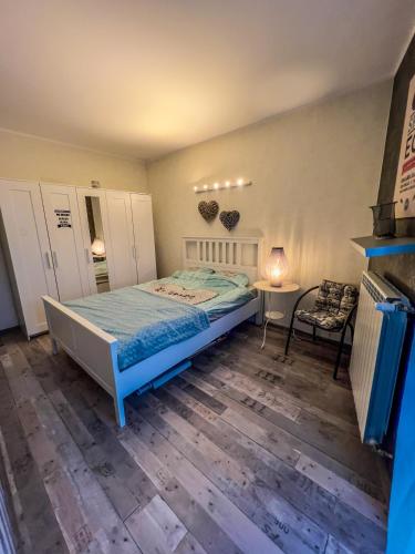1 dormitorio con 1 cama, 1 mesa y 1 silla en Apartment by Opieszyn, en Września