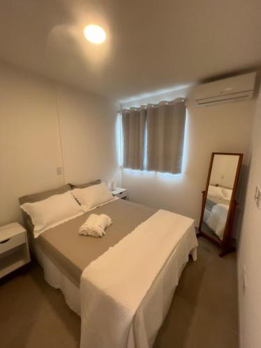 1 dormitorio con 1 cama grande y espejo en Novíssimo, 500m Praia, Garagem, Vista - Luzes do Arrebol, en Maceió