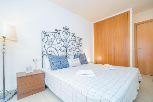 1 dormitorio con 1 cama grande con almohadas azules en City loft Costa Brava Encantador apartamento Figueres en Figueres