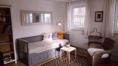 uma sala de estar com um sofá e uma cadeira em Ferienhaus Plessberg 