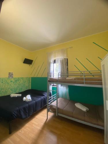Zimmer mit 2 Etagenbetten und einem Fenster in der Unterkunft La Foresteria in Vacchereccia