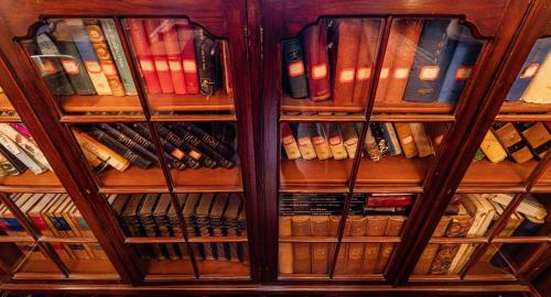a book shelf filled with lots of books at Ajit Bhawan - A Palace Resort in Jodhpur