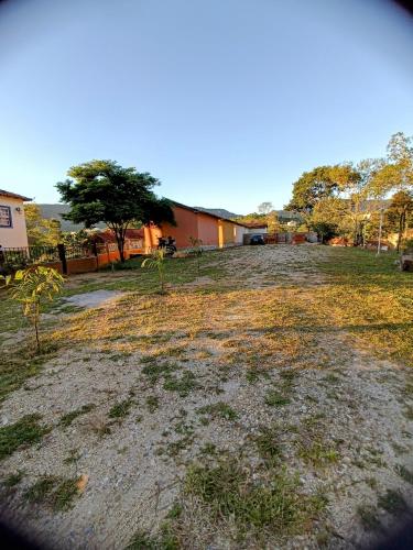 an empty yard with a building in the background at Pouso de Santana in Tiradentes
