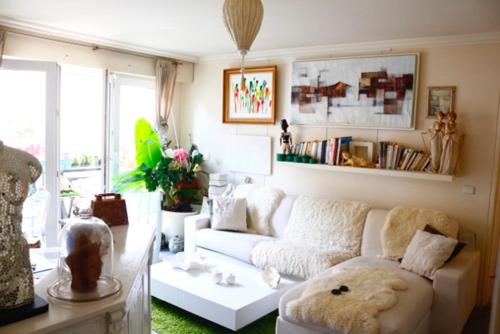 un salon avec un canapé blanc et une table dans l'établissement Heart of Paris - Bastille & Marais Suite Deluxe, à Paris