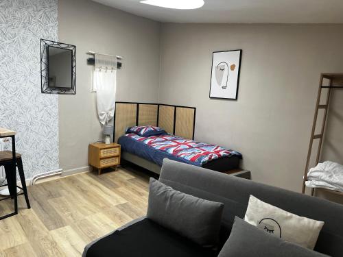 Postel nebo postele na pokoji v ubytování DOUAI 3 Joli studio face à la gare