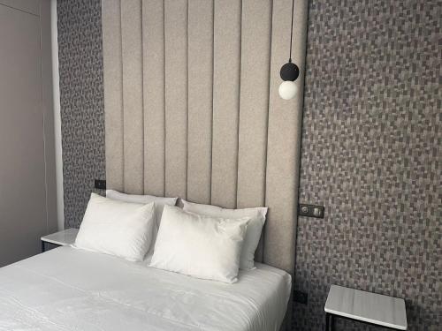 卡薩布蘭卡的住宿－Magic Appartement Luxury Gauthier 10，一间卧室配有带白色床单和枕头的床。